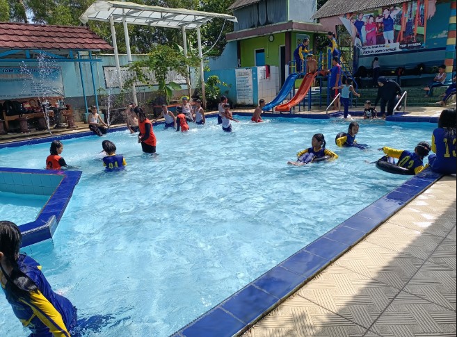 Kolam Renang Tirta Lestari Widi Kurnianti, 1. Sumber Adventure Center (SAC), 2. Kolam Renang Artha Tirta, 3. Kolam Renang Alam Tirta, 4. Kolam Renang Tirta Lestari, 5. Wisata Pesona Trukan Tambahrejo (PTT), 6. Kolam Renang Terbis, 7. Taman Cerdas Purworejo, 8. Kolam Renang Sari Etawa, 9. Kolam Renang Combatama, 10. Kolam Renang Kamal Tirta, 12. Kolam Renang Tika & Prima, 13. Kolam Renang Tirta Arum Desa Tegalaren, 14. Kolam Renang Padusan Ndeso & Kolam Pemancingan Panji Jaya