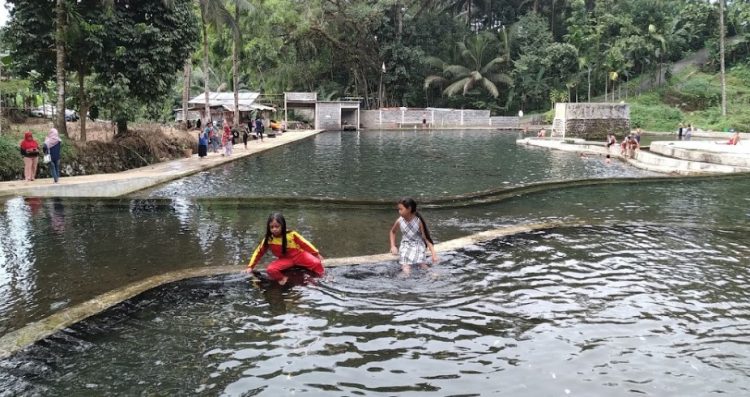 Kolam renang Serayu Siswanto SER, 1. Mulyani Garden & Swimming Pool, 2. Kolam Renang Tirto Asri Walik, 3. Purbasari Pancuran Mas, 4. Kolam Ombak Owabong, 5. Kolam Renang Sawah Ijo, 6. Pancuran Ciblon, 7. Kolam Air Panas dan Terapi Ikan Owabong, 8. Lembah Pleset, 9. Dita Pelangi, 10. Kolam Renang FIK 2 Desa Langgar, 11. Kolam renang Serayu, 12. Kolam Renang Sanggaluri Park, 13. Kolam Renang Anak “Tebon”, 14. Kolam Renang Desa Lamuk, 15. Kolam Renang Karina Dewi