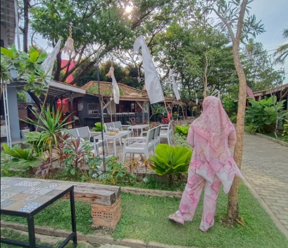 Kopi Darat Garden Cafe Jakabaring mentari nindyapratiwi, 1. House Of Merich, 2. Bonn Garden Cafe, 3. Soree, 4. Temu Rindu Coffee & Eatery (Tutup), 5. Bumi Tu7uh, 6. Adore Cafe and Studio Room, 7. Mayor Board Game Cafe (Tutup), 8. Luthier Coffee, 9. Joy’n Coffee, 10. Equator Rooftop Cafe, 11. Gunz Cafe, 12. Chachago Palembang, 13. The Forest, 14. R&B Grill Palembang, 15. 88 C Bakery and Resto, 16. Kopi Darat Garden Cafe, 17. York Cafe, 18. Nyandu Cafe and Turtle Farm (Tutup), 19. Kedai D’Rusun, 20. Kambang Iwak, 21. Taman Simpang Polda, 22. Warung Kopi Apek, 23. Bandrek 555 Kedaung, 24. Warung Mama Lenggang, 25. Taman Sekanak Lambidaro, 26. Kedai Siru, 27. Benteng Kuto Besak, 28. History Coffee, 29. Bingen Cafe (Tutup)