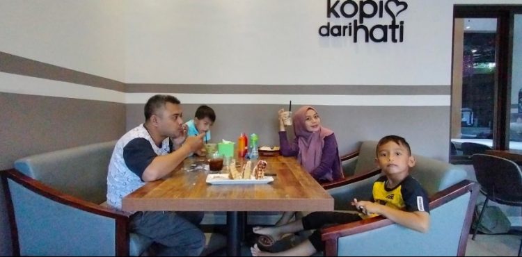 Kopi Dari Hati Ciceri Serang Hello Atieh, 1. Cafe Kebon Cau, 2. Foyu Coffee and Gelato, 3. Kingkong Coffee &amp; Eatery, 4. Zhieva Coffee, 5. KopiJalu, 6. Bubble Cafe and Gallery, 7. Carios, 8. Sobahollic Cafe, 9. Salawasna Coffee, 10. Kiara Coffee, 11. Hastag Coffee, 12. Kopi Dari Hati, 13. Kedai Adventure, 14. Kedai Kopi Bhumi, 15. Selokosa Coffee and Space, 16. The Groots Coffee Shop, 17. Kedai Kopi Om Bewok, 18. Tatakan Coffee, 19. Kiri Coffee and Eatery, 20. Langit Senja Coffee &amp; Ramen, 21. CRUZ Coffee and Work Space, 22. Lebjar Coffee and Noodle, 23. Fisa Kopi &amp; Gelato, 24. Takaran Coffee Collective, 25. Kopi Jelita, 26. Bukit Waruwangi, 27. Ginger Garden Cafe, 28. Gama Food Center, 29. Koeno Terminal Point, 30. Pondok Tiara, 31. Burger Ciceri, 33. Ngemil Cafe and Resto, 34. Rumah Kopi Serang, 35. Monster Cheese Pizza, 36. Umakite, 37. Padepokan Kopi, 38. Taman Kopi Serang