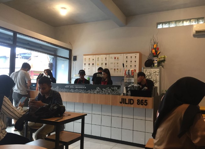 Kopi Janji Jiwa Hida Syarief, 1. Kedai Kopi Biji, 2. Teens Cafe, 3. Barrade Koffie, 4. Flamboyant Kopi Areng, 5. Jandela Kopi, 6. Belrumm Coffee, 7. Warung Cikopi, 8. Overtime Coffee, 9. Akum Steak, 10. Kedai Berry and Billiard, 11. D Cof Cafe (Tutup), 12. Cokro Bubble &amp; Mie Jeko, 13. Kedai Kopi D’raja, 14. Chili and Cheer Cafe (Tutup), 15. Dapur Cep Bobby, 16. Satir, 17. Djoeanda 265 Coffee &amp; Kitchen, 18. Kopi Jati, 19. Kedai Viral Ciamis, 20. Lebih Dari Coffee, 21. D Cof Cafe (Tutup), 22. Sitdownkopi, 23. Shottime coffee, 24. Selaras Outdoor Cafe Ciamis, 25. Rumah Buni Cafe &amp; Resto, 26. Albaik, 27. Parkir Café D’Puncer, 28. DOM Coffee Ciamis, 29. Taya Coffee, 30. Partha Coffee and Kitchen (Tutup), 31. Happen Coffee and Kitchen (Tutup), 32. Namles Coffee and Bread (Tutup), 33. Kopi Darat (Tutup), 34. Karib Coffee, 35. Kopi Janji Jiwa, 36. Alun-alun Ciamis, 37. WDcaffe, 38. Kedai Harmoni