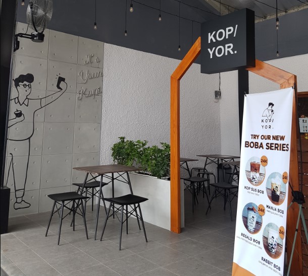 Kopi yor purwakarta Dewi Mutiarasari, 1. Stasiun Kopi Purwakarta, 2. Hutan Jati Cafe & Gelato, 3. Jiro Coffee & Toast, 4. Oppa Korean Cafe & BBQ, 5. Two Elements Cafe, 6. Kakota Cafe dan Resto, 7. Queena Cake Corner, 8. Café The Sunday, 9. WKWK Food And Drink – Purwakarta, 10. Cafe & Resto FOLLOWMIE (Tutup), 11. W.H.O Warung Hotplate Odon – Purwakarta, 22. HEYHO CAFE AND COFFEE BAR, 13. Ngawangkong Cafe & Karaoke, 14. Selabin Tana Cafe (Tutup), 15. Nafa Cafe (Tutup), 16. Hide & Seek Purwakarta, 17. Hexa Space, 20. Teh Susu (Tutup), 21. Waroeng OTW (Tutup), 22. Yuri House Cafe (Tutup), 23. Inspired Coffee and Lounge (Tutup Sementara), 24. Hashtag Cafe (Tutup), 25. Warunk Upnormal Purwakarta, 26. Kopi Yor Purwakarta, 27. IMAKU Coffee & Pastry