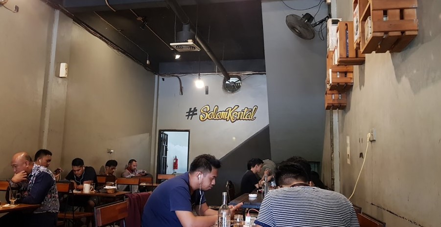 Krema Koffie Nova Yossi, 1. Sky Park Cafe & Bar, 2. Norma Coffee Indonesia, 3. Teras Kopi Sumatera, 4. Garasi 99 Kopitiam, 5. Local Pantry & Studio Karaoke, 6. Re Caffe Platinum, 7. Vivace Cafe, 8. Karambia Cafe and Hangout, 9. Kaldi Coffee Shop, 10. One Alumni Coffee, 11. Aksén Coffee, 12. Tong Susu Cafe, 13. Peterseli Kitchen, 14. Erber Coffee Nodal, 15. GreenSmoothie Factory, 16. Warunk Upnormal (Tutup), 17. Cubic Cafe (Tutup), 18. Mr.Brewok Cafe & Resto, 19. Ghazy, 20. Waroeng Wahid, 21. Lick & Latte Cafe and Resto (Tutup), 22. Memo Cafe (Tutup), 23. Krema Koffie, 24. Ochado Cafe (Tutup), 25. Warkop Pinggiran 45 (Tutup), 26. Sintesa Cafe and Creative Space, 27. Sanobar, 28. Pesona Coffee Pekanbaru