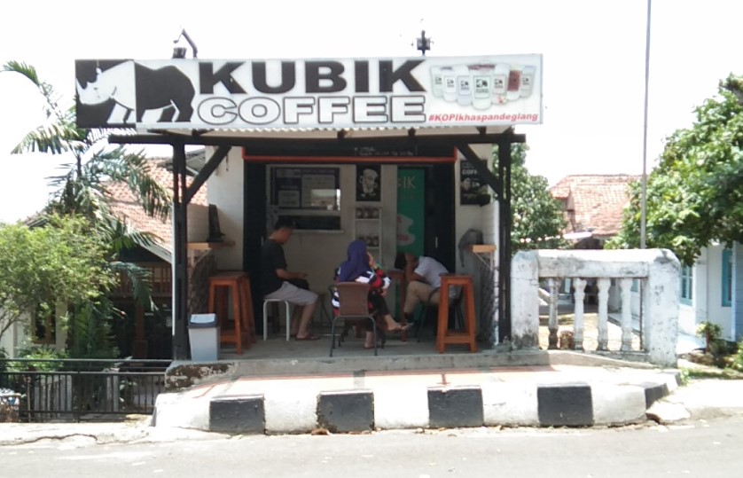 Kubik coffee (coffee to go) bagibagi co, 1. Pondok Nara, 2. Kopi Bakar Bapak Endut, 3. Cafe sarasa coffee shop, 4. Kubik Coffee, 5. Joe’s Brother Coffee Shop &amp; Resto, 6. Bitts Fast&amp;Slow Coffee Bar, 7. Kedai Kopi Toleat, 8. The Suma’s coffee and Music Room, 9. Mc Bamm Corner Cafe, 10. Mustafa 85, 11. Cafe Duren Menes, 12. De’ Badak Cafe (Tutup), 13. Cafe Gadget, 14. Kapulso Cafe, 15. Cafe Youkichen House (Tutup), 16. Cafe Tropis, 17. Cafe Bumi Aki Green, 18. Sejiwa Coffee, 19. Armor Kopi, 20. Mimiti Coffee and Space (Tutup), 21. Di Dago Coffee, 22. Dua Coffee, 23. Int.space, 24. Yumaju Coffee (Tutup), 25. Dikopian, 26. Enemy Coffee Shop, 27. RJ Coffee, 28. Jung Coffee Pandeglang, 29. Kopi_Santri, 30. Villa Hijau Cafe