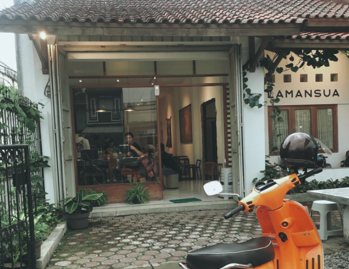 LAMANSUA Coffee, 1. Kopilogi, 2. Jemma Coffee, 3. Zabir Coffee and Friends, 4. Our Home ( Eat – Drink – Read ), 5. Hangout Cafe, 6. MENUME Terrace White Cafe, 7. D’Anclom Bistro (Tutup), 8. Garasi Mono Cafe (Tutup), 9. Toast Ngopi, 10. Roti & Kopi Gudang Rasa, 11. Lyfe Eatery (Tutup), 12. Talkie Space, 14. King Cafe, 15. Mahkota Java Cafe, 16. LAMANSUA Coffee, 17. 57 Terus Coffee, 18. D’Eleven Cafe & Resto (Tutup), 19. Cima Milk (Tutup), 20. Taman Kopi Cisurupan, 21. Collega Coffee, 22. Fratello Gelato and Coffee Shop (Tutup), 23. Warkop Mang Ucup, 24. Penyoe Kakopi, 25. Tempat Ketiga, 26. Balong, 27. Kopi Senja, 28. Yogiva Cafe and Resto, 29. SHAFF Resto & Cafe, 30. Benjamin Coffee Bar, 31. Cafe Cozy Afternoon, 32. Eatboss Garut (Tutup), 33. Hayoo Ngopi