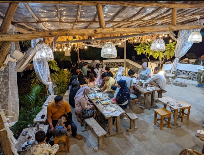 Laloma Cafe Nova Nurul Mustopa, 1. Marlina Kopi, 2. Laloma Cafe, 3. Humble Coffee, 4. Djasmine Coffee, 5. Kedai Artha (Tutup), 6. Oak’s Cafe &amp; Resto (Tutup), 7. Cafe Noni, 8. Kedai KopiApik, 9. Cafe Waroeng Dialogue (Tutup), 10. Kedai Kopi RoaKrak, 11. Cafe Talulla (Tutup), 12. Woza Majalengka (Tutup), 13. Ngopi Bung Majalengka, 14. TROPIS – Warung TKP Majalengka, 15. Bengkel Kopi De’brework, 16. Double_d Cafe, 17. Taman Raharja, 18. Saneskape, 19. Cafekopi, 20. Kedai Baraya Cigasong, 21. Resto Cafe 99, 22. Ambet Kasih Coffee, 23. Tigadelapan Majalengka, 24. La Reina Cafe, 25. Kedai KopiApik, 26. Simfoni Coffee Taste and Place, 27. Ben’s Coffee and Space, 28. JS Cafe and Restaurant
