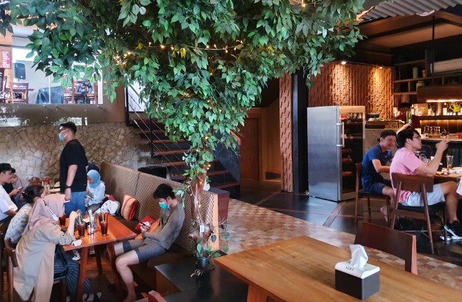Liep's Cafe Nadia, 1. Flipflop Coffee, 2. Warung Nongkrong (WN), 3. TEMAN KOPI, 4. Beringin Cinta Unila, 5. KFC Kedaton Lampung, 6. Mall Boemi Kedaton, 7. Tugu Adipura Bundaran Gajah, 8. Waroeng Diggers, 9. Tugu Pengantin, 10. Lungsir, 11. Halaman Kantor Gubernur, 12. Wood Stairs Cafe, 13. Stadion Pahoman, 14. PKOR Way Halim, 15. The Summit Bistro, 16. Oops Pujasera, 17. Lampung Walk, 18. Kedai Mie Aceh Jamboe Raya Way Halim, 19. Cafe Babe (Tutup), 20. Jumbo SeaFood (Tutup), 21. Sky Garden Cafe and Resto, 22. Dijou Coffeebar ( RELX ), 23. Liep’s Cafe, 24. Owl Cafe (Tutup), 25. Perut Bulat Cafe and Resto (Tutup), 26. Alun-alun Kota bandar Lampung alias Taman Gajah, 27. Ciplaz Lampung (RAMAYANA), 28. Depan Museum Lampung