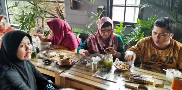 M Garden Cafe aki ghenit, 1. Sabore Kitchen, 2. Secret Garden Cafe, 3. Depdoo, 4. Chicoba Cafe, 5. Mak Ecih Cafe, 6. The Celcius Coffee, 7. Bacil Cianjur, 8. Nicole’s Kitchen and Lounge, 9. Mayoutfit & Cafe, 10. Tan Keng Cu Resto & Bakery, 11. Twank Kitchen, 12. Cafe 259 Cianjur (Tutup), 13. Mr.Ebood Platinum Sayang, 14. Kilometer95 Coffee, 15. Orange Cafe Cianjur, 16. Arseven Coffee Corner, 17. Acakadut resto & Coffee Shop (Tutup), 18. Resto Wisata Ciherang, 19. Saung De Faqih, 20. Waroeng Botram, 21. MBS Bistro and Cafe (Tutup), 22. Langit Cafe, 23. Cafe Bcny, 24. Kedai Kopi Riung Gunung, 25. Sela Kopi, 26. Imah Kopi Cianjur, 27. Wardis Koffie, 28. 55 Cafe Cianjur, 29. diKala Coffee & Eatery Cianjur, 30. Cimaya (Tutup), 31. Ujala Cafe & Roastery, 32. De Baksoku, 33. Bakso Niku, 34. Cafe Teras ANYUN, 35. M Garden Cafe