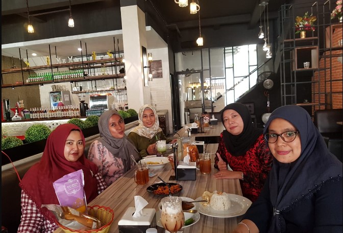 MEMO CAFE Rafika Noviaty, 1. Sky Park Cafe & Bar, 2. Norma Coffee Indonesia, 3. Teras Kopi Sumatera, 4. Garasi 99 Kopitiam, 5. Local Pantry & Studio Karaoke, 6. Re Caffe Platinum, 7. Vivace Cafe, 8. Karambia Cafe and Hangout, 9. Kaldi Coffee Shop, 10. One Alumni Coffee, 11. Aksén Coffee, 12. Tong Susu Cafe, 13. Peterseli Kitchen, 14. Erber Coffee Nodal, 15. GreenSmoothie Factory, 16. Warunk Upnormal (Tutup), 17. Cubic Cafe (Tutup), 18. Mr.Brewok Cafe & Resto, 19. Ghazy, 20. Waroeng Wahid, 21. Lick & Latte Cafe and Resto (Tutup), 22. Memo Cafe (Tutup), 23. Krema Koffie, 24. Ochado Cafe (Tutup), 25. Warkop Pinggiran 45 (Tutup), 26. Sintesa Cafe and Creative Space, 27. Sanobar, 28. Pesona Coffee Pekanbaru