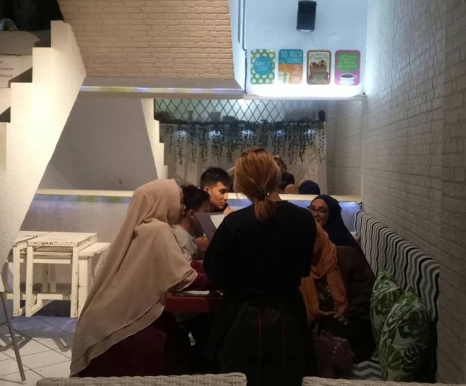 MENUME Terrace White Cafe Taufik Hidayat, 1. Kopilogi, 2. Jemma Coffee, 3. Zabir Coffee and Friends, 4. Our Home ( Eat – Drink – Read ), 5. Hangout Cafe, 6. MENUME Terrace White Cafe, 7. D’Anclom Bistro (Tutup), 8. Garasi Mono Cafe (Tutup), 9. Toast Ngopi, 10. Roti & Kopi Gudang Rasa, 11. Lyfe Eatery (Tutup), 12. Talkie Space, 14. King Cafe, 15. Mahkota Java Cafe, 16. LAMANSUA Coffee, 17. 57 Terus Coffee, 18. D’Eleven Cafe & Resto (Tutup), 19. Cima Milk (Tutup), 20. Taman Kopi Cisurupan, 21. Collega Coffee, 22. Fratello Gelato and Coffee Shop (Tutup), 23. Warkop Mang Ucup, 24. Penyoe Kakopi, 25. Tempat Ketiga, 26. Balong, 27. Kopi Senja, 28. Yogiva Cafe and Resto, 29. SHAFF Resto & Cafe, 30. Benjamin Coffee Bar, 31. Cafe Cozy Afternoon, 32. Eatboss Garut (Tutup), 33. Hayoo Ngopi