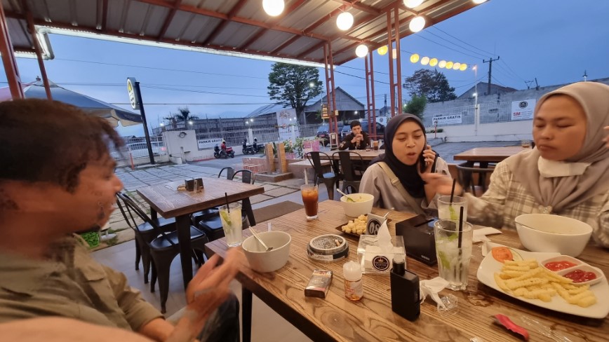 Mahkota Java Coffee Yandi Rinaldi, 1. Kopilogi, 2. Jemma Coffee, 3. Zabir Coffee and Friends, 4. Our Home ( Eat – Drink – Read ), 5. Hangout Cafe, 6. MENUME Terrace White Cafe, 7. D’Anclom Bistro (Tutup), 8. Garasi Mono Cafe (Tutup), 9. Toast Ngopi, 10. Roti & Kopi Gudang Rasa, 11. Lyfe Eatery (Tutup), 12. Talkie Space, 14. King Cafe, 15. Mahkota Java Cafe, 16. LAMANSUA Coffee, 17. 57 Terus Coffee, 18. D’Eleven Cafe & Resto (Tutup), 19. Cima Milk (Tutup), 20. Taman Kopi Cisurupan, 21. Collega Coffee, 22. Fratello Gelato and Coffee Shop (Tutup), 23. Warkop Mang Ucup, 24. Penyoe Kakopi, 25. Tempat Ketiga, 26. Balong, 27. Kopi Senja, 28. Yogiva Cafe and Resto, 29. SHAFF Resto & Cafe, 30. Benjamin Coffee Bar, 31. Cafe Cozy Afternoon, 32. Eatboss Garut (Tutup), 33. Hayoo Ngopi