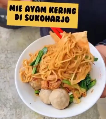 Mie Ayam Kering via Instagram.com @gemarkulineran, 1. Soto Carikan, 2. Roti Widoro, 3. Es Gempol Pleret, 4. Ayam Goreng Kampung Mbah Karto Tembel, 5. Alakatak, 6. Mie Ayam Kering, 7. Sate Kambing Pak Momo, 8. Keripik Balung Kethek, 9. Jenang Krasikan, 10. Keripik Belut, 11. Roti Ganep Sukoharjo, 12. Abon Mesran Sukoharjo, 13. Klengkam Sukoharjo