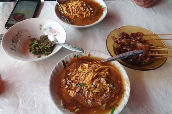 Mie Ongklok via Google Maps, 1. Keripik Tempe Kemul, 2. Mie Ongklok, 3. Purwaceng, 4. Opak Singkong, 5. Keripik Jamur, 6. Kacang Dieng, 7. Dendeng Gepuk, 8. Carica Sumbing Segar, 9. Sagon, 10. Terong Belanda, 11. Teh Tambi, 12. Geblek, 13. Opak Angin, 14. Sego Megono, 15. Keripik Kentang, 16. Gorengan Tempe Kemul, 17. Salak khas Wonosobo, 18. Dodol Salak, 19. Combro