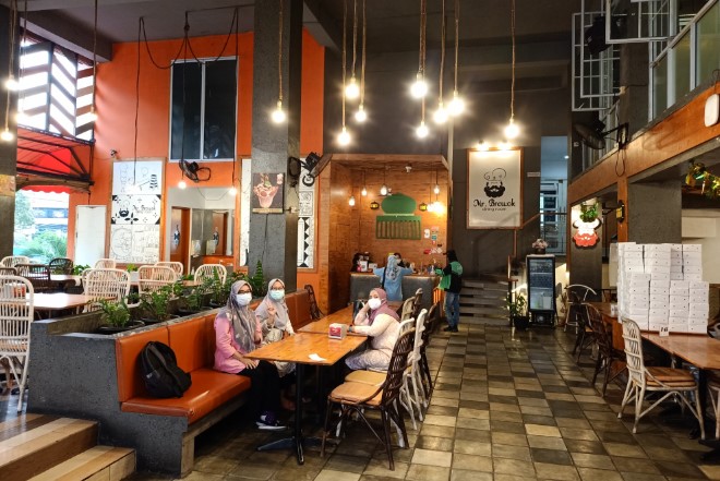 Mr.Brewok Cafe & Resto Deddy Pratama, 1. Sky Park Cafe & Bar, 2. Norma Coffee Indonesia, 3. Teras Kopi Sumatera, 4. Garasi 99 Kopitiam, 5. Local Pantry & Studio Karaoke, 6. Re Caffe Platinum, 7. Vivace Cafe, 8. Karambia Cafe and Hangout, 9. Kaldi Coffee Shop, 10. One Alumni Coffee, 11. Aksén Coffee, 12. Tong Susu Cafe, 13. Peterseli Kitchen, 14. Erber Coffee Nodal, 15. GreenSmoothie Factory, 16. Warunk Upnormal (Tutup), 17. Cubic Cafe (Tutup), 18. Mr.Brewok Cafe & Resto, 19. Ghazy, 20. Waroeng Wahid, 21. Lick & Latte Cafe and Resto (Tutup), 22. Memo Cafe (Tutup), 23. Krema Koffie, 24. Ochado Cafe (Tutup), 25. Warkop Pinggiran 45 (Tutup), 26. Sintesa Cafe and Creative Space, 27. Sanobar, 28. Pesona Coffee Pekanbaru