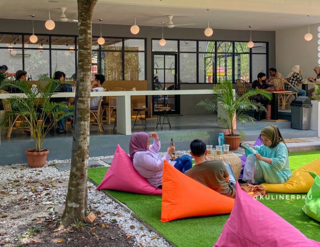 One Alumni Coffee Kuliner Pekanbaru, 1. Sky Park Cafe & Bar, 2. Norma Coffee Indonesia, 3. Teras Kopi Sumatera, 4. Garasi 99 Kopitiam, 5. Local Pantry & Studio Karaoke, 6. Re Caffe Platinum, 7. Vivace Cafe, 8. Karambia Cafe and Hangout, 9. Kaldi Coffee Shop, 10. One Alumni Coffee, 11. Aksén Coffee, 12. Tong Susu Cafe, 13. Peterseli Kitchen, 14. Erber Coffee Nodal, 15. GreenSmoothie Factory, 16. Warunk Upnormal (Tutup), 17. Cubic Cafe (Tutup), 18. Mr.Brewok Cafe & Resto, 19. Ghazy, 20. Waroeng Wahid, 21. Lick & Latte Cafe and Resto (Tutup), 22. Memo Cafe (Tutup), 23. Krema Koffie, 24. Ochado Cafe (Tutup), 25. Warkop Pinggiran 45 (Tutup), 26. Sintesa Cafe and Creative Space, 27. Sanobar, 28. Pesona Coffee Pekanbaru