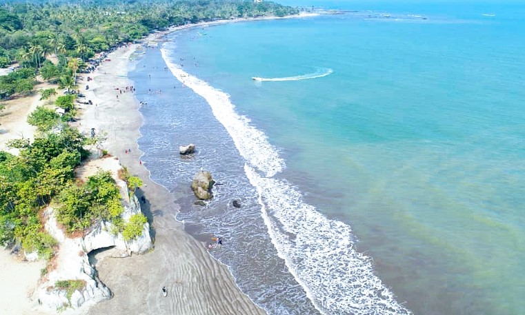 1. Pantai Tanjung Lesung, 2. Pantai Tanjung Layar, 3. Pantai Bagedur, 4. Pantai Ciputih, 5. Pantai Cihara, 6. Pantai Karangtaraje, 7. Pantai Karang Songsong, 8. Pantai Sawarna, 9. Pantai Carita, 10. Pantai Karang Bolong, 11. Pantai Anyer, 12. Pulau Sangiang, 13. Pantai di Pulau Umang, 14. Pantai Pulau Cangkir, 15. Pantai Tanjung Pasir, 16. Pantai Karang Serang, 17. Pantai Kelapa Tujuh, 18. Pantai Jambu, 19. Pantai Tanjung Tum Anyer, 20. Pantai Sambolo Anyer, 21. Pantai Batu Saung, 22. Pantai Caringin, 23. Pantai Florida Indah Anyer, 24. Pantai Gopek Karangantu, 25. Pantai Pasir Putih Sirih, 26. Pantai Marina