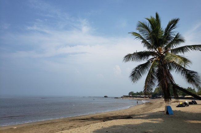Pantai Florida Indah Anyer Zatna S, 1. Pantai Tanjung Lesung, 2. Pantai Tanjung Layar, 3. Pantai Bagedur, 4. Pantai Ciputih, 5. Pantai Cihara, 6. Pantai Karangtaraje, 7. Pantai Karang Songsong, 8. Pantai Sawarna, 9. Pantai Carita, 10. Pantai Karang Bolong, 11. Pantai Anyer, 12. Pulau Sangiang, 13. Pantai di Pulau Umang, 14. Pantai Pulau Cangkir, 15. Pantai Tanjung Pasir, 16. Pantai Karang Serang, 17. Pantai Kelapa Tujuh, 18. Pantai Jambu, 19. Pantai Tanjung Tum Anyer, 20. Pantai Sambolo Anyer, 21. Pantai Batu Saung, 22. Pantai Caringin, 23. Pantai Florida Indah Anyer, 24. Pantai Gopek Karangantu, 25. Pantai Pasir Putih Sirih, 26. Pantai Marina
