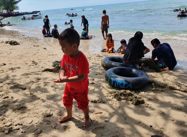 1. Pantai Tanjung Lesung, 2. Pantai Tanjung Layar, 3. Pantai Bagedur, 4. Pantai Ciputih, 5. Pantai Cihara, 6. Pantai Karangtaraje, 7. Pantai Karang Songsong, 8. Pantai Sawarna, 9. Pantai Carita, 10. Pantai Karang Bolong, 11. Pantai Anyer, 12. Pulau Sangiang, 13. Pantai di Pulau Umang, 14. Pantai Pulau Cangkir, 15. Pantai Tanjung Pasir, 16. Pantai Karang Serang, 17. Pantai Kelapa Tujuh, 18. Pantai Jambu, 19. Pantai Tanjung Tum Anyer, 20. Pantai Sambolo Anyer, 21. Pantai Batu Saung, 22. Pantai Caringin, 23. Pantai Florida Indah Anyer, 24. Pantai Gopek Karangantu, 25. Pantai Pasir Putih Sirih, 26. Pantai Marina