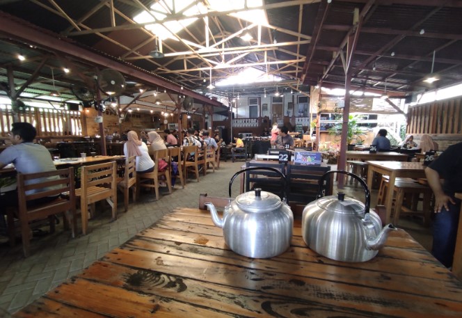 Papuk Mamuk Johan Kwartet, 1. Well The Food (WTF Cafe), 2. Dailycious Cafe & Resto, 3. Bencoolen Coffee House, 4. Janji Jiwa & Jiwa Tea Jilid 485, 5. Waroeng Kupi Rumoh Atjeh, 6. Nick Coffee & Ayam Pringgading, 7. Edu Coffee, 8. Konakito (Tutup), 9. Adem Resto, 10. Papuk Mamuk, 11. Aloha Resto, 12. Kedai Kopi Luwak, 13. Eleven Cafe Bengkulu, 14. Bro and Sis Cafe, 15. Truly Cafe and Resto (Tutup), 16. Dream Tea House, 17. Kedai 63 (Tutup), 18. Paris Van Java Cafetaria (Tutup), 19. Roemah Roti, 20. Garis Waktu Coffee, 21. Teras Tebeng, 22. Mozilicious, 23. Rucci Coffee and Mixology, 24. Cafe Metime.id, 25. Bogoshipo Cafe, 26. David Black and Coffee, 27. Time to Wohoo, 28. Barracas Bistro