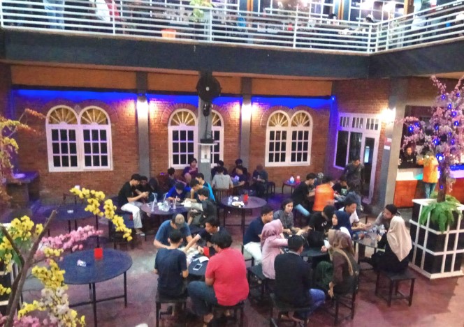 Paris Van Java Cafetaria Trend's Music, 1. Well The Food (WTF Cafe), 2. Dailycious Cafe & Resto, 3. Bencoolen Coffee House, 4. Janji Jiwa & Jiwa Tea Jilid 485, 5. Waroeng Kupi Rumoh Atjeh, 6. Nick Coffee & Ayam Pringgading, 7. Edu Coffee, 8. Konakito (Tutup), 9. Adem Resto, 10. Papuk Mamuk, 11. Aloha Resto, 12. Kedai Kopi Luwak, 13. Eleven Cafe Bengkulu, 14. Bro and Sis Cafe, 15. Truly Cafe and Resto (Tutup), 16. Dream Tea House, 17. Kedai 63 (Tutup), 18. Paris Van Java Cafetaria (Tutup), 19. Roemah Roti, 20. Garis Waktu Coffee, 21. Teras Tebeng, 22. Mozilicious, 23. Rucci Coffee and Mixology, 24. Cafe Metime.id, 25. Bogoshipo Cafe, 26. David Black and Coffee, 27. Time to Wohoo, 28. Barracas Bistro