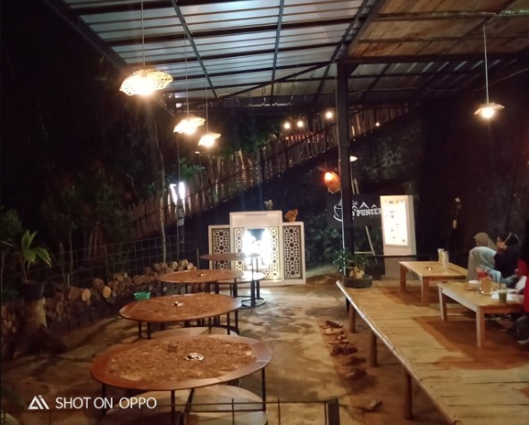 Parkir Café D'Puncer emuh muhidin, 1. Kedai Kopi Biji, 2. Teens Cafe, 3. Barrade Koffie, 4. Flamboyant Kopi Areng, 5. Jandela Kopi, 6. Belrumm Coffee, 7. Warung Cikopi, 8. Overtime Coffee, 9. Akum Steak, 10. Kedai Berry and Billiard, 11. D Cof Cafe (Tutup), 12. Cokro Bubble &amp; Mie Jeko, 13. Kedai Kopi D’raja, 14. Chili and Cheer Cafe (Tutup), 15. Dapur Cep Bobby, 16. Satir, 17. Djoeanda 265 Coffee &amp; Kitchen, 18. Kopi Jati, 19. Kedai Viral Ciamis, 20. Lebih Dari Coffee, 21. D Cof Cafe (Tutup), 22. Sitdownkopi, 23. Shottime coffee, 24. Selaras Outdoor Cafe Ciamis, 25. Rumah Buni Cafe &amp; Resto, 26. Albaik, 27. Parkir Café D’Puncer, 28. DOM Coffee Ciamis, 29. Taya Coffee, 30. Partha Coffee and Kitchen (Tutup), 31. Happen Coffee and Kitchen (Tutup), 32. Namles Coffee and Bread (Tutup), 33. Kopi Darat (Tutup), 34. Karib Coffee, 35. Kopi Janji Jiwa, 36. Alun-alun Ciamis, 37. WDcaffe, 38. Kedai Harmoni