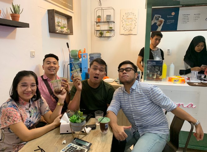 Pesona Coffee Pekanbaru, 1. Sky Park Cafe & Bar, 2. Norma Coffee Indonesia, 3. Teras Kopi Sumatera, 4. Garasi 99 Kopitiam, 5. Local Pantry & Studio Karaoke, 6. Re Caffe Platinum, 7. Vivace Cafe, 8. Karambia Cafe and Hangout, 9. Kaldi Coffee Shop, 10. One Alumni Coffee, 11. Aksén Coffee, 12. Tong Susu Cafe, 13. Peterseli Kitchen, 14. Erber Coffee Nodal, 15. GreenSmoothie Factory, 16. Warunk Upnormal (Tutup), 17. Cubic Cafe (Tutup), 18. Mr.Brewok Cafe & Resto, 19. Ghazy, 20. Waroeng Wahid, 21. Lick & Latte Cafe and Resto (Tutup), 22. Memo Cafe (Tutup), 23. Krema Koffie, 24. Ochado Cafe (Tutup), 25. Warkop Pinggiran 45 (Tutup), 26. Sintesa Cafe and Creative Space, 27. Sanobar, 28. Pesona Coffee Pekanbaru