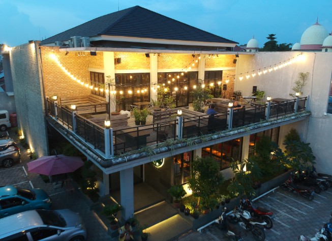 Peterseli Kitchen, 1. Sky Park Cafe & Bar, 2. Norma Coffee Indonesia, 3. Teras Kopi Sumatera, 4. Garasi 99 Kopitiam, 5. Local Pantry & Studio Karaoke, 6. Re Caffe Platinum, 7. Vivace Cafe, 8. Karambia Cafe and Hangout, 9. Kaldi Coffee Shop, 10. One Alumni Coffee, 11. Aksén Coffee, 12. Tong Susu Cafe, 13. Peterseli Kitchen, 14. Erber Coffee Nodal, 15. GreenSmoothie Factory, 16. Warunk Upnormal (Tutup), 17. Cubic Cafe (Tutup), 18. Mr.Brewok Cafe & Resto, 19. Ghazy, 20. Waroeng Wahid, 21. Lick & Latte Cafe and Resto (Tutup), 22. Memo Cafe (Tutup), 23. Krema Koffie, 24. Ochado Cafe (Tutup), 25. Warkop Pinggiran 45 (Tutup), 26. Sintesa Cafe and Creative Space, 27. Sanobar, 28. Pesona Coffee Pekanbaru