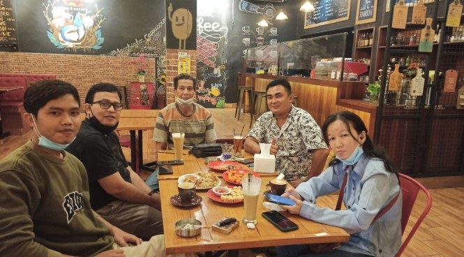 RAIN Coffee & Eatery Rudy Manany, 1. Casa De Alicia, 2. Kopi Ketje Jelutung, 3. Atmosfer Cafe, 4. Duniawi Coffee House, 5. Cafe Hangout, 6. Collega Cafe (Tutup), 7. The Classio Cafe, 8. Simon Son Coffee Baker, 9. Taman Langit Cafe (Tutup), 10. Coffee Story, 11. Rain Coffee and Eatery, 12. Waronk Mabes, 13. Ice&Bean, 14. Keep Burger, 15. Warunk Upnormal (Tutup), 16. Jabat Tangan Coffee, 17. Cafeka, 18. Moo Nyusu, 19. Camp Coffee, 20. QZ Comic Cafe, 21. Double D Cafe (Tutup), 22. Unlimited Cafe (Tutup), 23. Eonni M Korean Food Cafe, 24. Clave Cafe (Tutup), 25. Le Colonia, 26. Waroenk Jogja, 27. Jkovkoffie, 28. Copi Oey, 29. Circle Coffee, 30. Cafe Hello Sapa, 31. Soemantri, 32. Hepitea Story, 33. Dome Steak, 34. Cafe Buzz and Resto (Tutup)