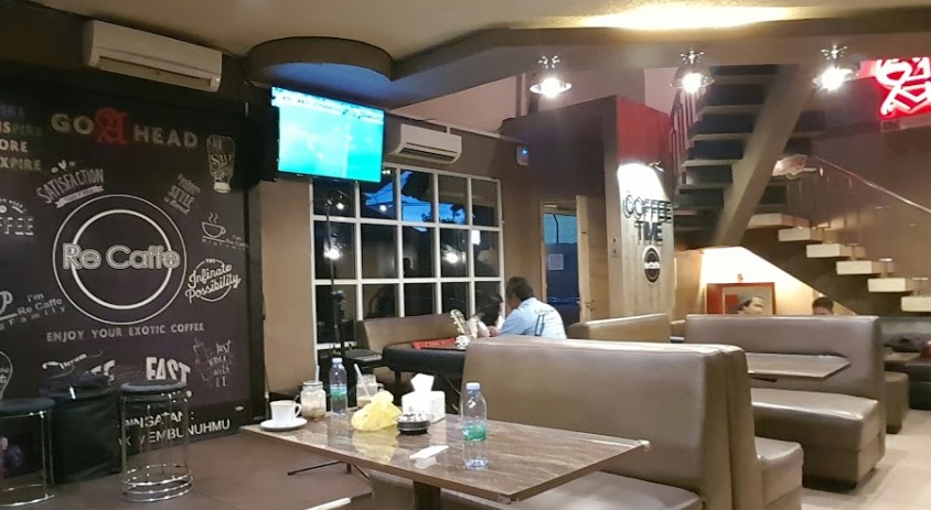 Re Caffe Platinum, 1. Sky Park Cafe & Bar, 2. Norma Coffee Indonesia, 3. Teras Kopi Sumatera, 4. Garasi 99 Kopitiam, 5. Local Pantry & Studio Karaoke, 6. Re Caffe Platinum, 7. Vivace Cafe, 8. Karambia Cafe and Hangout, 9. Kaldi Coffee Shop, 10. One Alumni Coffee, 11. Aksén Coffee, 12. Tong Susu Cafe, 13. Peterseli Kitchen, 14. Erber Coffee Nodal, 15. GreenSmoothie Factory, 16. Warunk Upnormal (Tutup), 17. Cubic Cafe (Tutup), 18. Mr.Brewok Cafe & Resto, 19. Ghazy, 20. Waroeng Wahid, 21. Lick & Latte Cafe and Resto (Tutup), 22. Memo Cafe (Tutup), 23. Krema Koffie, 24. Ochado Cafe (Tutup), 25. Warkop Pinggiran 45 (Tutup), 26. Sintesa Cafe and Creative Space, 27. Sanobar, 28. Pesona Coffee Pekanbaru
