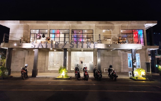 Satir Deni Rahadiansyah, 1. Kedai Kopi Biji, 2. Teens Cafe, 3. Barrade Koffie, 4. Flamboyant Kopi Areng, 5. Jandela Kopi, 6. Belrumm Coffee, 7. Warung Cikopi, 8. Overtime Coffee, 9. Akum Steak, 10. Kedai Berry and Billiard, 11. D Cof Cafe (Tutup), 12. Cokro Bubble &amp; Mie Jeko, 13. Kedai Kopi D’raja, 14. Chili and Cheer Cafe (Tutup), 15. Dapur Cep Bobby, 16. Satir, 17. Djoeanda 265 Coffee &amp; Kitchen, 18. Kopi Jati, 19. Kedai Viral Ciamis, 20. Lebih Dari Coffee, 21. D Cof Cafe (Tutup), 22. Sitdownkopi, 23. Shottime coffee, 24. Selaras Outdoor Cafe Ciamis, 25. Rumah Buni Cafe &amp; Resto, 26. Albaik, 27. Parkir Café D’Puncer, 28. DOM Coffee Ciamis, 29. Taya Coffee, 30. Partha Coffee and Kitchen (Tutup), 31. Happen Coffee and Kitchen (Tutup), 32. Namles Coffee and Bread (Tutup), 33. Kopi Darat (Tutup), 34. Karib Coffee, 35. Kopi Janji Jiwa, 36. Alun-alun Ciamis, 37. WDcaffe, 38. Kedai Harmoni