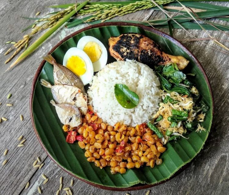 Sego Urap, 1. Ndas Borok khas Temanggung, 2. Sego Gono, 3. Sego Urap, 4. Iwak Kali Laras Soropadan, 5. Balung Kuwuk, 6. Mendut, 7. Brongkos Kikil, 8. Tiwul khas Temanggung, 9. Buntil, 10. Bajingan, 11. Ketan Gudig, 12. Entho Cothot, 13. Empis Empis Tahu Tempe, 14. Lento, 15. Jadah, 16. Gesing, 17. Tempong, 18. Corobikang, 19. Perkedel Kimpul, 20. Bubur Saren, 21. Jali, 22. Kipo, 23. Wedang Ronde Wasis, 24. Nasi Goreng Tembakau, 25. Kupat Tahu Batoar, 26. Pisang Aroma