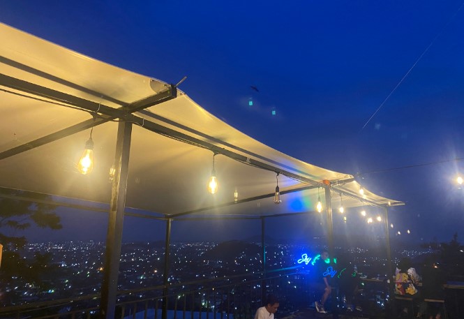 Sky Garden Cafe and Resto A. Anandito, 1. Flipflop Coffee, 2. Warung Nongkrong (WN), 3. TEMAN KOPI, 4. Beringin Cinta Unila, 5. KFC Kedaton Lampung, 6. Mall Boemi Kedaton, 7. Tugu Adipura Bundaran Gajah, 8. Waroeng Diggers, 9. Tugu Pengantin, 10. Lungsir, 11. Halaman Kantor Gubernur, 12. Wood Stairs Cafe, 13. Stadion Pahoman, 14. PKOR Way Halim, 15. The Summit Bistro, 16. Oops Pujasera, 17. Lampung Walk, 18. Kedai Mie Aceh Jamboe Raya Way Halim, 19. Cafe Babe (Tutup), 20. Jumbo SeaFood (Tutup), 21. Sky Garden Cafe and Resto, 22. Dijou Coffeebar ( RELX ), 23. Liep’s Cafe, 24. Owl Cafe (Tutup), 25. Perut Bulat Cafe and Resto (Tutup), 26. Alun-alun Kota bandar Lampung alias Taman Gajah, 27. Ciplaz Lampung (RAMAYANA), 28. Depan Museum Lampung