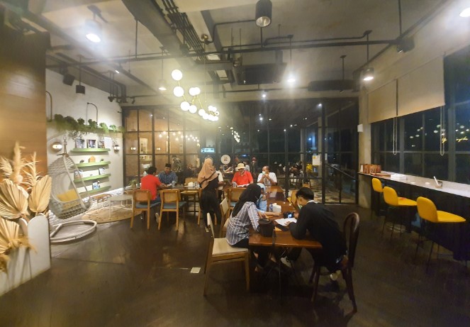 Simon Son Coffee Baker GR F, 1. Casa De Alicia, 2. Kopi Ketje Jelutung, 3. Atmosfer Cafe, 4. Duniawi Coffee House, 5. Cafe Hangout, 6. Collega Cafe (Tutup), 7. The Classio Cafe, 8. Simon Son Coffee Baker, 9. Taman Langit Cafe (Tutup), 10. Coffee Story, 11. Rain Coffee and Eatery, 12. Waronk Mabes, 13. Ice&Bean, 14. Keep Burger, 15. Warunk Upnormal (Tutup), 16. Jabat Tangan Coffee, 17. Cafeka, 18. Moo Nyusu, 19. Camp Coffee, 20. QZ Comic Cafe, 21. Double D Cafe (Tutup), 22. Unlimited Cafe (Tutup), 23. Eonni M Korean Food Cafe, 24. Clave Cafe (Tutup), 25. Le Colonia, 26. Waroenk Jogja, 27. Jkovkoffie, 28. Copi Oey, 29. Circle Coffee, 30. Cafe Hello Sapa, 31. Soemantri, 32. Hepitea Story, 33. Dome Steak, 34. Cafe Buzz and Resto (Tutup)