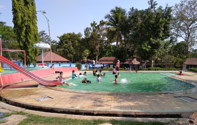 Taman Cerdas Purworejo mak atung, 1. Sumber Adventure Center (SAC), 2. Kolam Renang Artha Tirta, 3. Kolam Renang Alam Tirta, 4. Kolam Renang Tirta Lestari, 5. Wisata Pesona Trukan Tambahrejo (PTT), 6. Kolam Renang Terbis, 7. Taman Cerdas Purworejo, 8. Kolam Renang Sari Etawa, 9. Kolam Renang Combatama, 10. Kolam Renang Kamal Tirta, 12. Kolam Renang Tika & Prima, 13. Kolam Renang Tirta Arum Desa Tegalaren, 14. Kolam Renang Padusan Ndeso & Kolam Pemancingan Panji Jaya