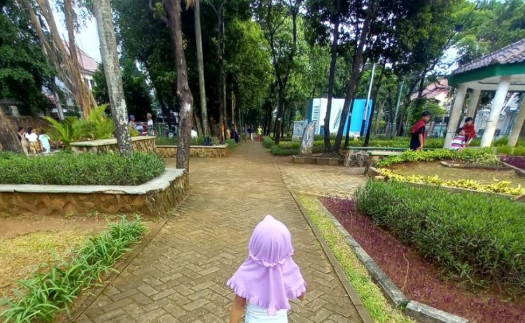 Taman Cornel Simanjuntak Giovanni Raynald, 1. Tebet Eco Park, 2. Taman Lapangan Banteng, 3. Taman Suropati, 4. Taman Menteng , 5. Hutan Kota Srengseng, 6. Taman Kalijodo , 7. Taman Tabebuya , 8. Taman Cattleya , 9. Taman Hutan Kota Penjaringan, 10. Taman Spathodea , 11. Taman Situ Lembang , 12. Taman Ayodia – Barito , 13. Taman Tangkuban Perahu, 14. Taman Langsat , 15. Taman Prasasti, 16. Taman Waduk Pluit , 17. Taman Tribeca , 18. Taman Mataram , 19. Taman Ria Rio , 20. Taman Puring, 21. Taman Cornel Simanjuntak, 22. Taman Dadap Merah, 23. Taman Kelapa