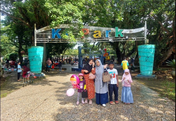 Taman Kambang Iwak Besak Sobirin Aamiin, 1. House Of Merich, 2. Bonn Garden Cafe, 3. Soree, 4. Temu Rindu Coffee & Eatery (Tutup), 5. Bumi Tu7uh, 6. Adore Cafe and Studio Room, 7. Mayor Board Game Cafe (Tutup), 8. Luthier Coffee, 9. Joy’n Coffee, 10. Equator Rooftop Cafe, 11. Gunz Cafe, 12. Chachago Palembang, 13. The Forest, 14. R&B Grill Palembang, 15. 88 C Bakery and Resto, 16. Kopi Darat Garden Cafe, 17. York Cafe, 18. Nyandu Cafe and Turtle Farm (Tutup), 19. Kedai D’Rusun, 20. Kambang Iwak, 21. Taman Simpang Polda, 22. Warung Kopi Apek, 23. Bandrek 555 Kedaung, 24. Warung Mama Lenggang, 25. Taman Sekanak Lambidaro, 26. Kedai Siru, 27. Benteng Kuto Besak, 28. History Coffee, 29. Bingen Cafe (Tutup)