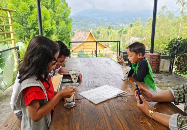 Taman Kopi Cisurupan Ak Lab Nurse Call System, 1. Kopilogi, 2. Jemma Coffee, 3. Zabir Coffee and Friends, 4. Our Home ( Eat – Drink – Read ), 5. Hangout Cafe, 6. MENUME Terrace White Cafe, 7. D’Anclom Bistro (Tutup), 8. Garasi Mono Cafe (Tutup), 9. Toast Ngopi, 10. Roti & Kopi Gudang Rasa, 11. Lyfe Eatery (Tutup), 12. Talkie Space, 14. King Cafe, 15. Mahkota Java Cafe, 16. LAMANSUA Coffee, 17. 57 Terus Coffee, 18. D’Eleven Cafe & Resto (Tutup), 19. Cima Milk (Tutup), 20. Taman Kopi Cisurupan, 21. Collega Coffee, 22. Fratello Gelato and Coffee Shop (Tutup), 23. Warkop Mang Ucup, 24. Penyoe Kakopi, 25. Tempat Ketiga, 26. Balong, 27. Kopi Senja, 28. Yogiva Cafe and Resto, 29. SHAFF Resto & Cafe, 30. Benjamin Coffee Bar, 31. Cafe Cozy Afternoon, 32. Eatboss Garut (Tutup), 33. Hayoo Ngopi