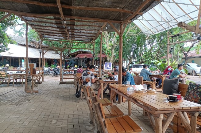 Taman Kopi Serang [Coffee &amp; Venue] Farrah Muthrafah, 1. Cafe Kebon Cau, 2. Foyu Coffee and Gelato, 3. Kingkong Coffee &amp; Eatery, 4. Zhieva Coffee, 5. KopiJalu, 6. Bubble Cafe and Gallery, 7. Carios, 8. Sobahollic Cafe, 9. Salawasna Coffee, 10. Kiara Coffee, 11. Hastag Coffee, 12. Kopi Dari Hati, 13. Kedai Adventure, 14. Kedai Kopi Bhumi, 15. Selokosa Coffee and Space, 16. The Groots Coffee Shop, 17. Kedai Kopi Om Bewok, 18. Tatakan Coffee, 19. Kiri Coffee and Eatery, 20. Langit Senja Coffee &amp; Ramen, 21. CRUZ Coffee and Work Space, 22. Lebjar Coffee and Noodle, 23. Fisa Kopi &amp; Gelato, 24. Takaran Coffee Collective, 25. Kopi Jelita, 26. Bukit Waruwangi, 27. Ginger Garden Cafe, 28. Gama Food Center, 29. Koeno Terminal Point, 30. Pondok Tiara, 31. Burger Ciceri, 33. Ngemil Cafe and Resto, 34. Rumah Kopi Serang, 35. Monster Cheese Pizza, 36. Umakite, 37. Padepokan Kopi, 38. Taman Kopi Serang