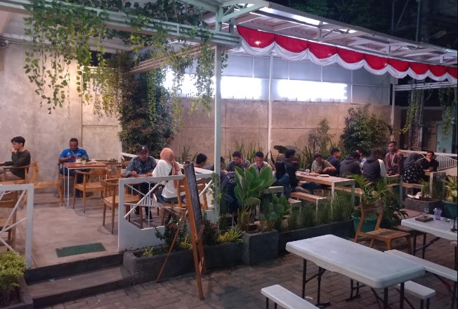 Talkie Space Febri Rival Herlangga, 1. Kopilogi, 2. Jemma Coffee, 3. Zabir Coffee and Friends, 4. Our Home ( Eat – Drink – Read ), 5. Hangout Cafe, 6. MENUME Terrace White Cafe, 7. D’Anclom Bistro (Tutup), 8. Garasi Mono Cafe (Tutup), 9. Toast Ngopi, 10. Roti & Kopi Gudang Rasa, 11. Lyfe Eatery (Tutup), 12. Talkie Space, 14. King Cafe, 15. Mahkota Java Cafe, 16. LAMANSUA Coffee, 17. 57 Terus Coffee, 18. D’Eleven Cafe & Resto (Tutup), 19. Cima Milk (Tutup), 20. Taman Kopi Cisurupan, 21. Collega Coffee, 22. Fratello Gelato and Coffee Shop (Tutup), 23. Warkop Mang Ucup, 24. Penyoe Kakopi, 25. Tempat Ketiga, 26. Balong, 27. Kopi Senja, 28. Yogiva Cafe and Resto, 29. SHAFF Resto & Cafe, 30. Benjamin Coffee Bar, 31. Cafe Cozy Afternoon, 32. Eatboss Garut (Tutup), 33. Hayoo Ngopi