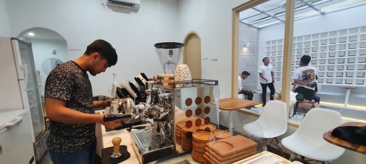 Tatakan Coffee Aisha Masita, 1. Cafe Kebon Cau, 2. Foyu Coffee and Gelato, 3. Kingkong Coffee &amp; Eatery, 4. Zhieva Coffee, 5. KopiJalu, 6. Bubble Cafe and Gallery, 7. Carios, 8. Sobahollic Cafe, 9. Salawasna Coffee, 10. Kiara Coffee, 11. Hastag Coffee, 12. Kopi Dari Hati, 13. Kedai Adventure, 14. Kedai Kopi Bhumi, 15. Selokosa Coffee and Space, 16. The Groots Coffee Shop, 17. Kedai Kopi Om Bewok, 18. Tatakan Coffee, 19. Kiri Coffee and Eatery, 20. Langit Senja Coffee &amp; Ramen, 21. CRUZ Coffee and Work Space, 22. Lebjar Coffee and Noodle, 23. Fisa Kopi &amp; Gelato, 24. Takaran Coffee Collective, 25. Kopi Jelita, 26. Bukit Waruwangi, 27. Ginger Garden Cafe, 28. Gama Food Center, 29. Koeno Terminal Point, 30. Pondok Tiara, 31. Burger Ciceri, 33. Ngemil Cafe and Resto, 34. Rumah Kopi Serang, 35. Monster Cheese Pizza, 36. Umakite, 37. Padepokan Kopi, 38. Taman Kopi Serang