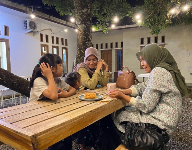 Taya Coffee Tirta Mulia, 1. Kedai Kopi Biji, 2. Teens Cafe, 3. Barrade Koffie, 4. Flamboyant Kopi Areng, 5. Jandela Kopi, 6. Belrumm Coffee, 7. Warung Cikopi, 8. Overtime Coffee, 9. Akum Steak, 10. Kedai Berry and Billiard, 11. D Cof Cafe (Tutup), 12. Cokro Bubble &amp; Mie Jeko, 13. Kedai Kopi D’raja, 14. Chili and Cheer Cafe (Tutup), 15. Dapur Cep Bobby, 16. Satir, 17. Djoeanda 265 Coffee &amp; Kitchen, 18. Kopi Jati, 19. Kedai Viral Ciamis, 20. Lebih Dari Coffee, 21. D Cof Cafe (Tutup), 22. Sitdownkopi, 23. Shottime coffee, 24. Selaras Outdoor Cafe Ciamis, 25. Rumah Buni Cafe &amp; Resto, 26. Albaik, 27. Parkir Café D’Puncer, 28. DOM Coffee Ciamis, 29. Taya Coffee, 30. Partha Coffee and Kitchen (Tutup), 31. Happen Coffee and Kitchen (Tutup), 32. Namles Coffee and Bread (Tutup), 33. Kopi Darat (Tutup), 34. Karib Coffee, 35. Kopi Janji Jiwa, 36. Alun-alun Ciamis, 37. WDcaffe, 38. Kedai Harmoni