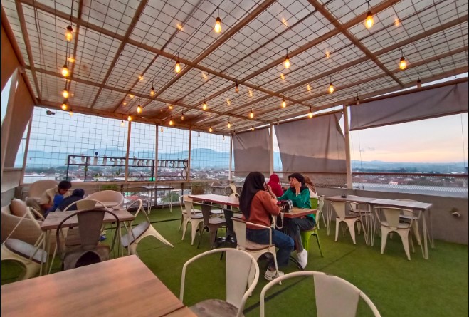 Tempat Ketiga Yulianti, 1. Kopilogi, 2. Jemma Coffee, 3. Zabir Coffee and Friends, 4. Our Home ( Eat – Drink – Read ), 5. Hangout Cafe, 6. MENUME Terrace White Cafe, 7. D’Anclom Bistro (Tutup), 8. Garasi Mono Cafe (Tutup), 9. Toast Ngopi, 10. Roti & Kopi Gudang Rasa, 11. Lyfe Eatery (Tutup), 12. Talkie Space, 14. King Cafe, 15. Mahkota Java Cafe, 16. LAMANSUA Coffee, 17. 57 Terus Coffee, 18. D’Eleven Cafe & Resto (Tutup), 19. Cima Milk (Tutup), 20. Taman Kopi Cisurupan, 21. Collega Coffee, 22. Fratello Gelato and Coffee Shop (Tutup), 23. Warkop Mang Ucup, 24. Penyoe Kakopi, 25. Tempat Ketiga, 26. Balong, 27. Kopi Senja, 28. Yogiva Cafe and Resto, 29. SHAFF Resto & Cafe, 30. Benjamin Coffee Bar, 31. Cafe Cozy Afternoon, 32. Eatboss Garut (Tutup), 33. Hayoo Ngopi