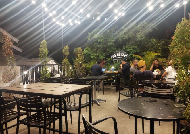 Teras Kopi Sumatera Sufi Hanzalah Daulay, 1. Sky Park Cafe & Bar, 2. Norma Coffee Indonesia, 3. Teras Kopi Sumatera, 4. Garasi 99 Kopitiam, 5. Local Pantry & Studio Karaoke, 6. Re Caffe Platinum, 7. Vivace Cafe, 8. Karambia Cafe and Hangout, 9. Kaldi Coffee Shop, 10. One Alumni Coffee, 11. Aksén Coffee, 12. Tong Susu Cafe, 13. Peterseli Kitchen, 14. Erber Coffee Nodal, 15. GreenSmoothie Factory, 16. Warunk Upnormal (Tutup), 17. Cubic Cafe (Tutup), 18. Mr.Brewok Cafe & Resto, 19. Ghazy, 20. Waroeng Wahid, 21. Lick & Latte Cafe and Resto (Tutup), 22. Memo Cafe (Tutup), 23. Krema Koffie, 24. Ochado Cafe (Tutup), 25. Warkop Pinggiran 45 (Tutup), 26. Sintesa Cafe and Creative Space, 27. Sanobar, 28. Pesona Coffee Pekanbaru