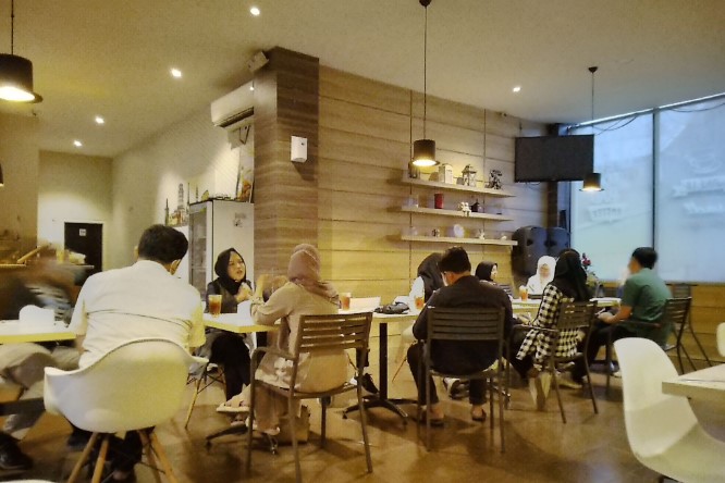 The Classio Cafe Rifki Jingga, 1. Casa De Alicia, 2. Kopi Ketje Jelutung, 3. Atmosfer Cafe, 4. Duniawi Coffee House, 5. Cafe Hangout, 6. Collega Cafe (Tutup), 7. The Classio Cafe, 8. Simon Son Coffee Baker, 9. Taman Langit Cafe (Tutup), 10. Coffee Story, 11. Rain Coffee and Eatery, 12. Waronk Mabes, 13. Ice&Bean, 14. Keep Burger, 15. Warunk Upnormal (Tutup), 16. Jabat Tangan Coffee, 17. Cafeka, 18. Moo Nyusu, 19. Camp Coffee, 20. QZ Comic Cafe, 21. Double D Cafe (Tutup), 22. Unlimited Cafe (Tutup), 23. Eonni M Korean Food Cafe, 24. Clave Cafe (Tutup), 25. Le Colonia, 26. Waroenk Jogja, 27. Jkovkoffie, 28. Copi Oey, 29. Circle Coffee, 30. Cafe Hello Sapa, 31. Soemantri, 32. Hepitea Story, 33. Dome Steak, 34. Cafe Buzz and Resto (Tutup)
