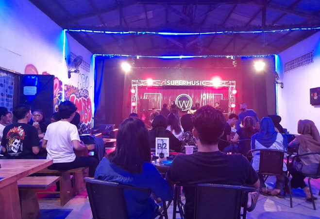 Time To Wohoo Nirkuning, 1. Well The Food (WTF Cafe), 2. Dailycious Cafe & Resto, 3. Bencoolen Coffee House, 4. Janji Jiwa & Jiwa Tea Jilid 485, 5. Waroeng Kupi Rumoh Atjeh, 6. Nick Coffee & Ayam Pringgading, 7. Edu Coffee, 8. Konakito (Tutup), 9. Adem Resto, 10. Papuk Mamuk, 11. Aloha Resto, 12. Kedai Kopi Luwak, 13. Eleven Cafe Bengkulu, 14. Bro and Sis Cafe, 15. Truly Cafe and Resto (Tutup), 16. Dream Tea House, 17. Kedai 63 (Tutup), 18. Paris Van Java Cafetaria (Tutup), 19. Roemah Roti, 20. Garis Waktu Coffee, 21. Teras Tebeng, 22. Mozilicious, 23. Rucci Coffee and Mixology, 24. Cafe Metime.id, 25. Bogoshipo Cafe, 26. David Black and Coffee, 27. Time to Wohoo, 28. Barracas Bistro
