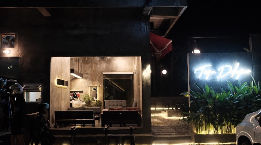 Tigadelapan Majalengka Azil Azuzan, 1. Marlina Kopi, 2. Laloma Cafe, 3. Humble Coffee, 4. Djasmine Coffee, 5. Kedai Artha (Tutup), 6. Oak’s Cafe &amp; Resto (Tutup), 7. Cafe Noni, 8. Kedai KopiApik, 9. Cafe Waroeng Dialogue (Tutup), 10. Kedai Kopi RoaKrak, 11. Cafe Talulla (Tutup), 12. Woza Majalengka (Tutup), 13. Ngopi Bung Majalengka, 14. TROPIS – Warung TKP Majalengka, 15. Bengkel Kopi De’brework, 16. Double_d Cafe, 17. Taman Raharja, 18. Saneskape, 19. Cafekopi, 20. Kedai Baraya Cigasong, 21. Resto Cafe 99, 22. Ambet Kasih Coffee, 23. Tigadelapan Majalengka, 24. La Reina Cafe, 25. Kedai KopiApik, 26. Simfoni Coffee Taste and Place, 27. Ben’s Coffee and Space, 28. JS Cafe and Restaurant