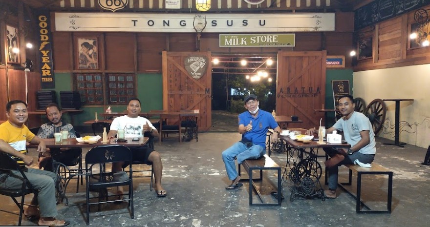 Tong Susu Cafe mulyadi alfaqih, 1. Sky Park Cafe & Bar, 2. Norma Coffee Indonesia, 3. Teras Kopi Sumatera, 4. Garasi 99 Kopitiam, 5. Local Pantry & Studio Karaoke, 6. Re Caffe Platinum, 7. Vivace Cafe, 8. Karambia Cafe and Hangout, 9. Kaldi Coffee Shop, 10. One Alumni Coffee, 11. Aksén Coffee, 12. Tong Susu Cafe, 13. Peterseli Kitchen, 14. Erber Coffee Nodal, 15. GreenSmoothie Factory, 16. Warunk Upnormal (Tutup), 17. Cubic Cafe (Tutup), 18. Mr.Brewok Cafe & Resto, 19. Ghazy, 20. Waroeng Wahid, 21. Lick & Latte Cafe and Resto (Tutup), 22. Memo Cafe (Tutup), 23. Krema Koffie, 24. Ochado Cafe (Tutup), 25. Warkop Pinggiran 45 (Tutup), 26. Sintesa Cafe and Creative Space, 27. Sanobar, 28. Pesona Coffee Pekanbaru