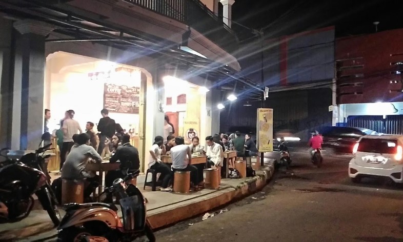 Toast Ngopi indra apriadi, 1. Kopilogi, 2. Jemma Coffee, 3. Zabir Coffee and Friends, 4. Our Home ( Eat – Drink – Read ), 5. Hangout Cafe, 6. MENUME Terrace White Cafe, 7. D’Anclom Bistro (Tutup), 8. Garasi Mono Cafe (Tutup), 9. Toast Ngopi, 10. Roti & Kopi Gudang Rasa, 11. Lyfe Eatery (Tutup), 12. Talkie Space, 14. King Cafe, 15. Mahkota Java Cafe, 16. LAMANSUA Coffee, 17. 57 Terus Coffee, 18. D’Eleven Cafe & Resto (Tutup), 19. Cima Milk (Tutup), 20. Taman Kopi Cisurupan, 21. Collega Coffee, 22. Fratello Gelato and Coffee Shop (Tutup), 23. Warkop Mang Ucup, 24. Penyoe Kakopi, 25. Tempat Ketiga, 26. Balong, 27. Kopi Senja, 28. Yogiva Cafe and Resto, 29. SHAFF Resto & Cafe, 30. Benjamin Coffee Bar, 31. Cafe Cozy Afternoon, 32. Eatboss Garut (Tutup), 33. Hayoo Ngopi