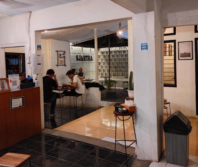 Toko Kopi Sjahtra Ridho Alih, 1. Bamboo Beach Bar Pangandaran, 2. Brillo Pizza, 3. Litera Coffee and Library, 4. Diujung Laut Coffee & Roastery, 5. Woody Coffee, 6. Overtime Coffee, 7. Morgan Coffee – MORGAN Seafood Pangandaran, 8. Kedai Kaya Rasa, 9. Toko Kopi Sjahtra, 10. Lagoon Beer House (Non Halal) – Tutup Permanen, 11. A&R Cafe, 12. Madys Gelato, 13. Jumbo Coffee Bar Pangandaran, 14. Siti Mungil Steak House, 15. Pangandaran VapeStore, 16. Kampung Turis, 17. Nolkilo Coffee Corner, 18. Bolak Balik Cafe, 19. SUNSET CORNER urban cafe, 20. Captain Cafe And Bar, 21. Zee Cafe, 22. Pasanggrahan Cafe and Resto (Tutup), 23. Al Fresko Cafe (Tutup Sementara), 24. Warunk Rock N Roll 78 Pangandaran, 25. TEES COFFEE X BATMANS STEAK, 26. Big Burger Cafe, 27. JAVANILA CAFE (Tutup), 28. badiakopi, 29. Lacultura Koffie Bar & Supply, 30. Kokyo by Sjahtra, 31. Hidden tropical vibes, 32. Glory Beach Cafe & Restaurant, 33. Bumi Kaula Pangandaran