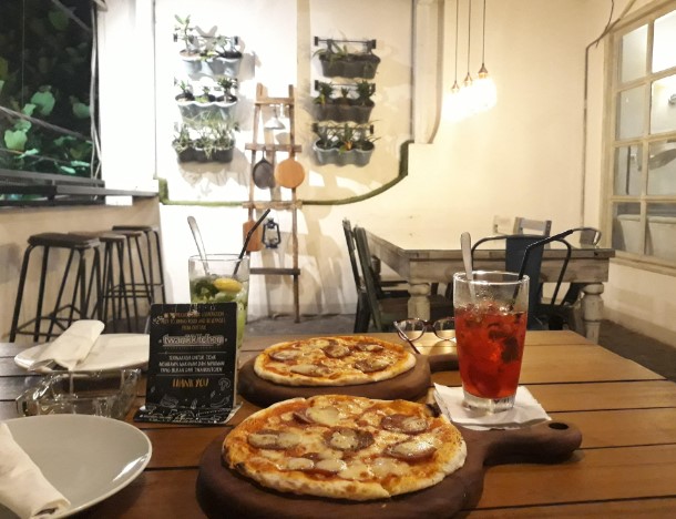 Twank Kitchen Fany Cahya Yulistiani, 1. Sabore Kitchen, 2. Secret Garden Cafe, 3. Depdoo, 4. Chicoba Cafe, 5. Mak Ecih Cafe, 6. The Celcius Coffee, 7. Bacil Cianjur, 8. Nicole’s Kitchen and Lounge, 9. Mayoutfit & Cafe, 10. Tan Keng Cu Resto & Bakery, 11. Twank Kitchen, 12. Cafe 259 Cianjur (Tutup), 13. Mr.Ebood Platinum Sayang, 14. Kilometer95 Coffee, 15. Orange Cafe Cianjur, 16. Arseven Coffee Corner, 17. Acakadut resto & Coffee Shop (Tutup), 18. Resto Wisata Ciherang, 19. Saung De Faqih, 20. Waroeng Botram, 21. MBS Bistro and Cafe (Tutup), 22. Langit Cafe, 23. Cafe Bcny, 24. Kedai Kopi Riung Gunung, 25. Sela Kopi, 26. Imah Kopi Cianjur, 27. Wardis Koffie, 28. 55 Cafe Cianjur, 29. diKala Coffee & Eatery Cianjur, 30. Cimaya (Tutup), 31. Ujala Cafe & Roastery, 32. De Baksoku, 33. Bakso Niku, 34. Cafe Teras ANYUN, 35. M Garden Cafe